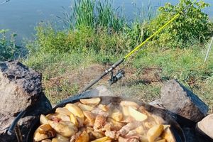 Картопля на пательні на відкритому багатті - Рецепт смаженої картоплі з димком