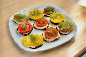 Жареные баклажаны с помидором и чесночком: рецепт закуски
